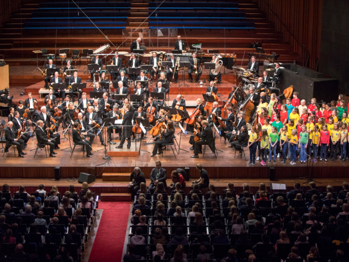 Skolenes sangdag i Oslo konserthus. Kong Harald og tusen elever var til stede under konserten, som ble strømmet til skoler over hele landet. Foto: Ole Berg-Rusten / NTB Scanpix